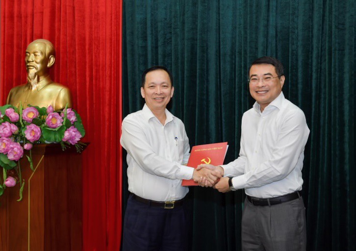 trao cac quyet dinh cua ban bi thu ve cong tac can bo. hinh 1
