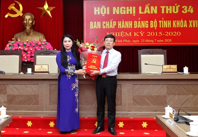 trao cac quyet dinh cua ban bi thu ve cong tac can bo. hinh 2