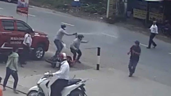 video: ke cuop giat day chuyen xit hoi cay chong tra khi bi vay bat hinh 1