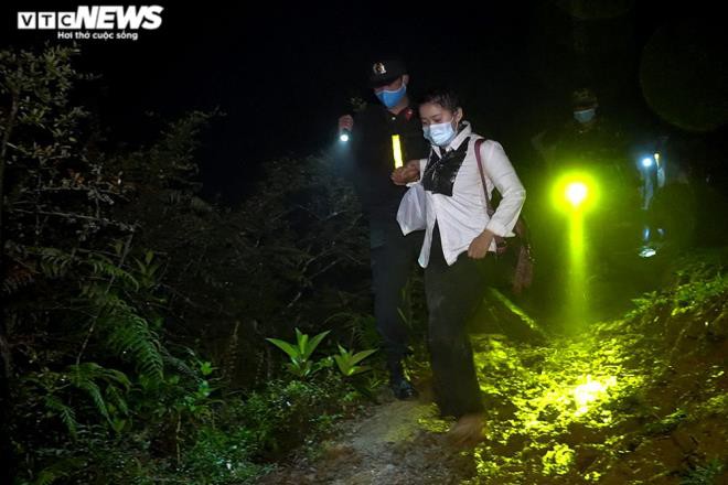 anh: cang mat, lanh run nguoi tuan tra chan nhap canh trai phep trong dem hinh 10