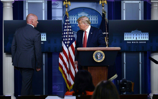 ong trump duoc dac vu ho tong ra khoi hop bao vi no sung gan nha trang hinh 1