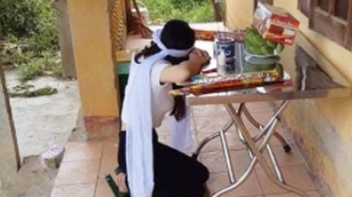 tro ve chiu tang me, co gai nen dau thuong tu nguyen vao khu cach ly hinh 1