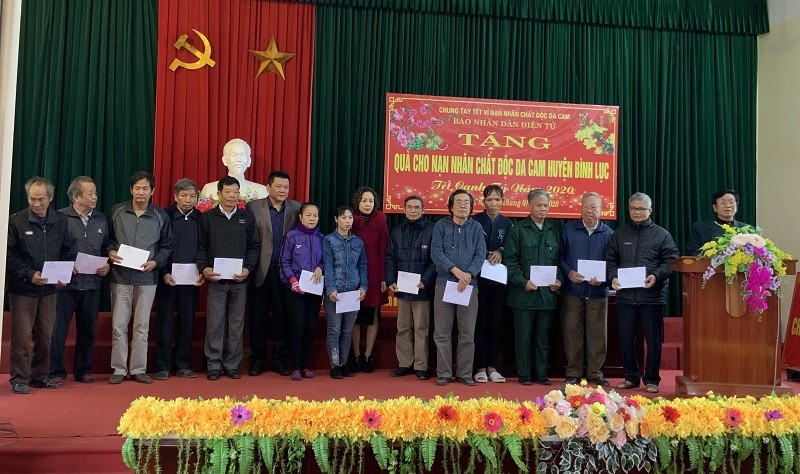Báo Nhân Dân điện tử trao quà 