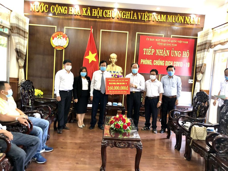 lien doan luat su trao tien ung ho phong, chong covid-19 cho quang nam, da nang hinh 1