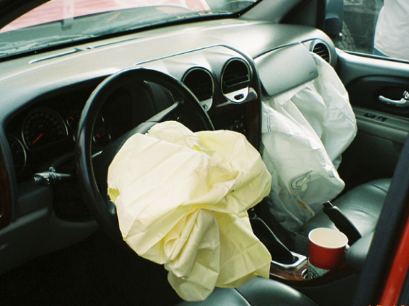 mazda thu hoi 270000 xe tai my do loi tui khi takata hinh 1