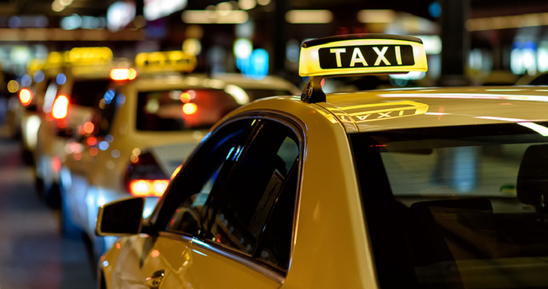 xe taxi duoc lua chon gan hop den tren noc hoac dan phu hieu tren kinh hinh 1