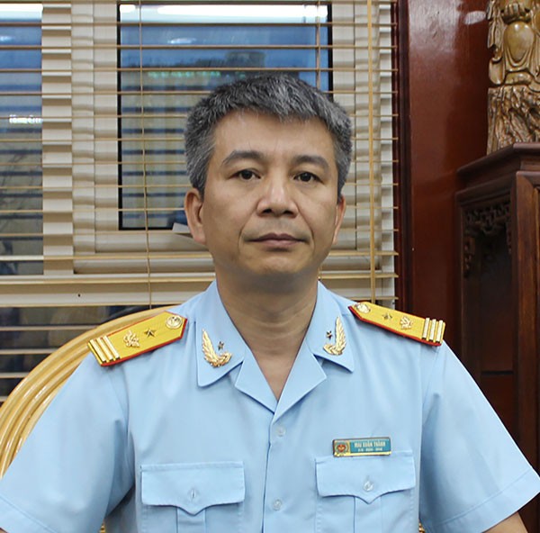 trung quoc lui thoi gian thong quan: hang loat container phai quay dau hinh 2
