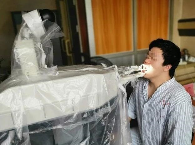 robot trung quoc thay y ta lay mau benh pham hinh 1
