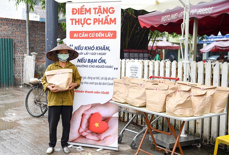 "neu kho khan, hay lay 1 goi…": them nhung diem tu thien giua dai dich hinh 2