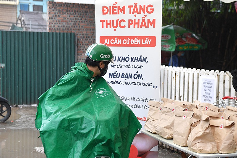 "neu kho khan, hay lay 1 goi…": them nhung diem tu thien giua dai dich hinh 3
