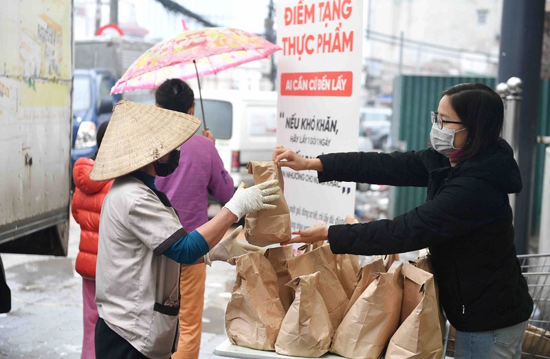"neu kho khan, hay lay 1 goi…": them nhung diem tu thien giua dai dich hinh 6