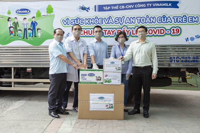 vinamilk "gop buoc di", gay quy ho tro tre em kho khan phong ngua covid-19 hinh 1