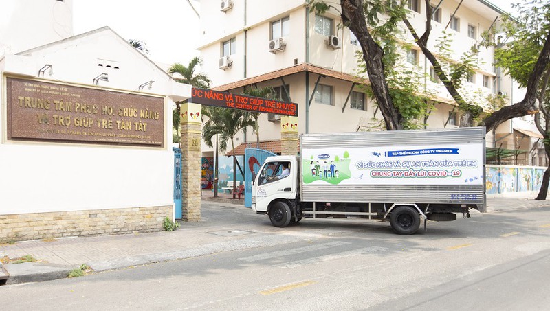 vinamilk "gop buoc di", gay quy ho tro tre em kho khan phong ngua covid-19 hinh 4