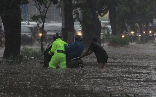 indonesia pha may, keo mua khoi thu do jakarta de tranh lu hinh 1