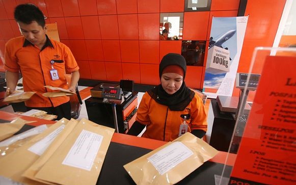 indonesia thuc hien bien phap phong ngua covid-19 lay qua buu pham hinh 1