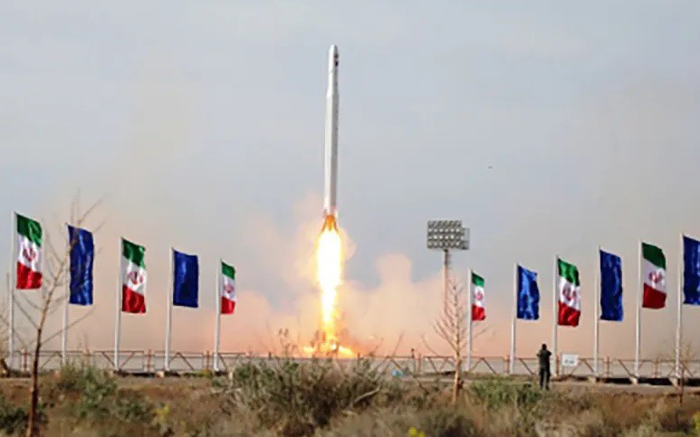 iran phong ve tinh quan su bang rocket 3 tang len quy dao cao 425km hinh 1