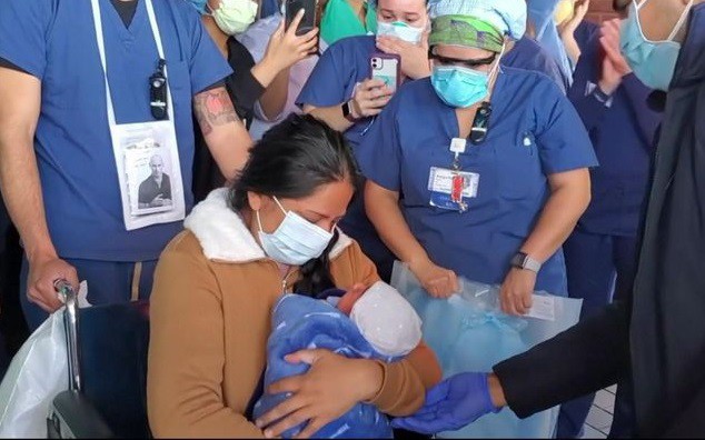 san phu bi mac covid-19 van sinh con khoe manh binh thuong hinh 1
