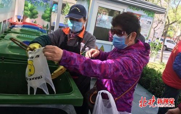 bac kinh (trung quoc) se xu ly nghiem cac hanh vi khong phan loai rac hinh 1
