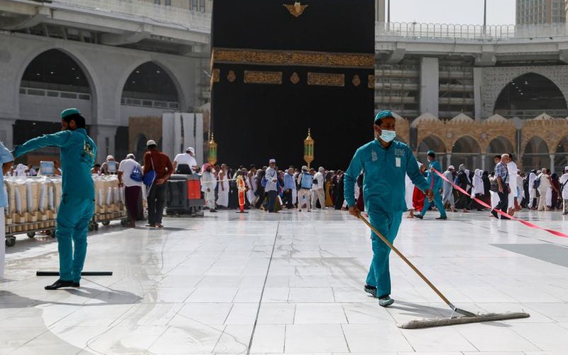 so covid-19, saudi arabia va uae van dong cua nha tho dip eid al-fitr hinh 1
