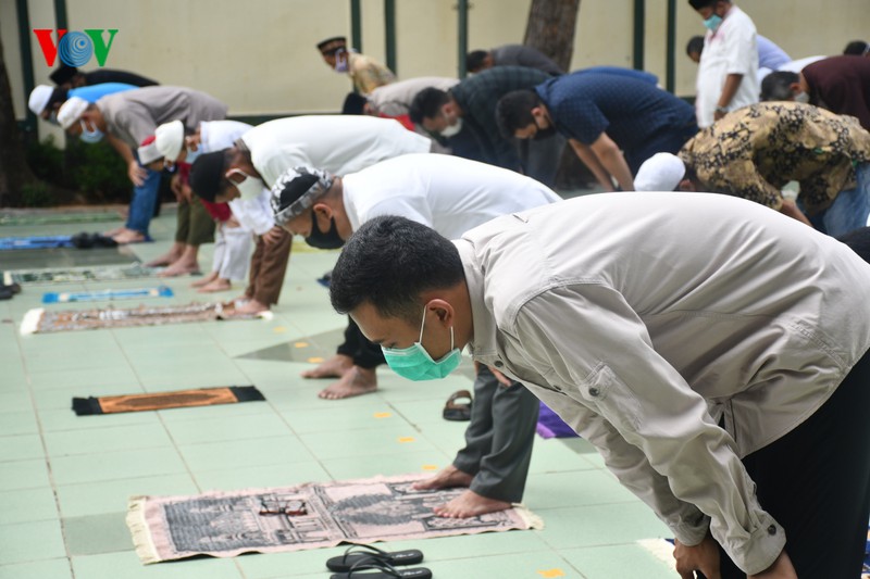 anh: tin do indonesia tro lai cau nguyen thu sau o nha tho sau 3 thang hinh 10