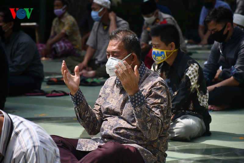 anh: tin do indonesia tro lai cau nguyen thu sau o nha tho sau 3 thang hinh 11