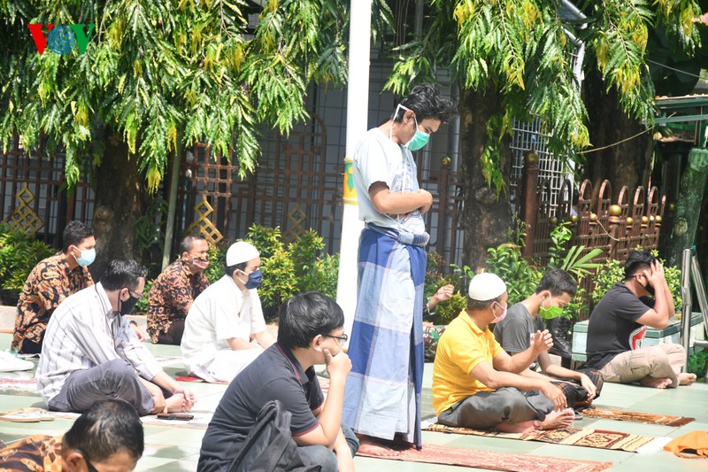 anh: tin do indonesia tro lai cau nguyen thu sau o nha tho sau 3 thang hinh 12