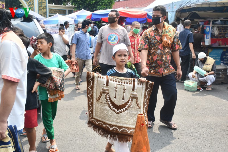 anh: tin do indonesia tro lai cau nguyen thu sau o nha tho sau 3 thang hinh 14