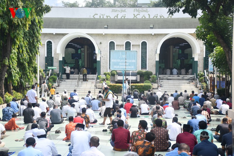 anh: tin do indonesia tro lai cau nguyen thu sau o nha tho sau 3 thang hinh 1