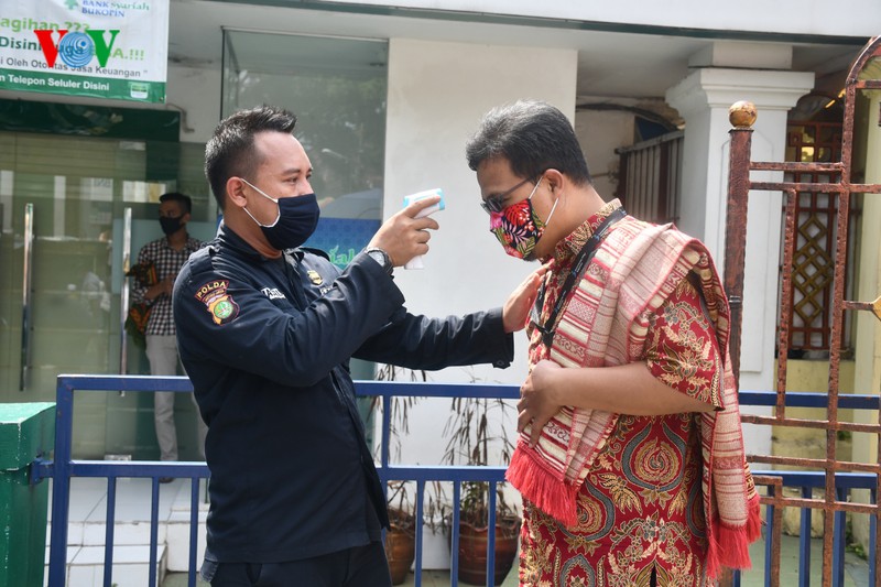 anh: tin do indonesia tro lai cau nguyen thu sau o nha tho sau 3 thang hinh 2
