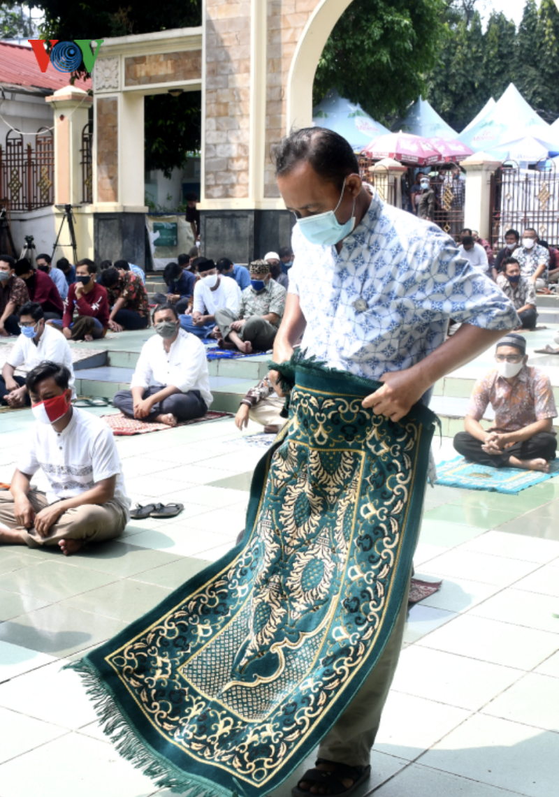 anh: tin do indonesia tro lai cau nguyen thu sau o nha tho sau 3 thang hinh 3