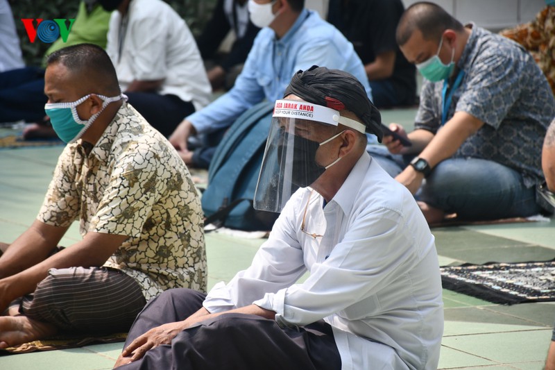 anh: tin do indonesia tro lai cau nguyen thu sau o nha tho sau 3 thang hinh 5