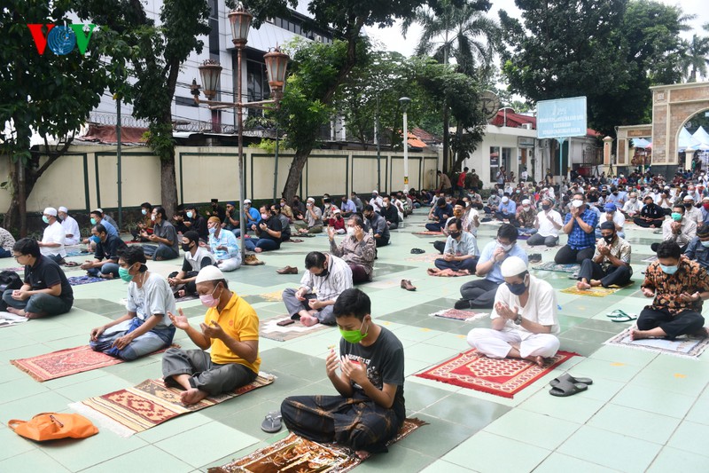 anh: tin do indonesia tro lai cau nguyen thu sau o nha tho sau 3 thang hinh 9