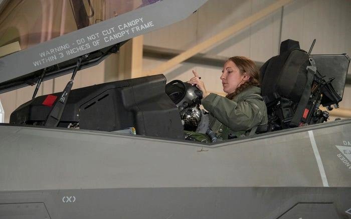 nu phi cong my dau tien lai tiem kich f-35a lam nhiem vu chien dau hinh 1