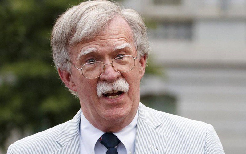 john bolton phu nhan viec se bo phieu cho biden thay vi trump hinh 1