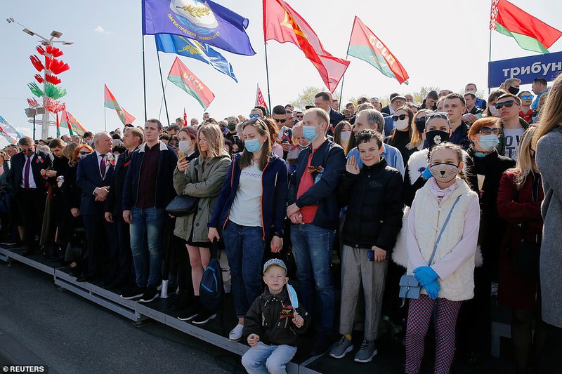 bat ngo ve nu quan nhan belarus xinh dep trong le duyet binh o minsk hinh 15