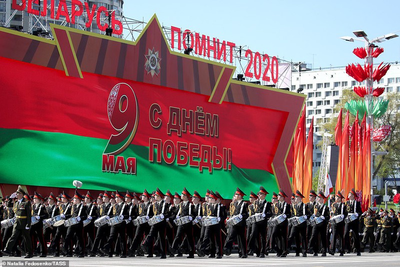bat ngo ve nu quan nhan belarus xinh dep trong le duyet binh o minsk hinh 2