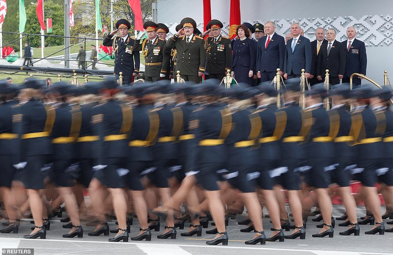 bat ngo ve nu quan nhan belarus xinh dep trong le duyet binh o minsk hinh 5