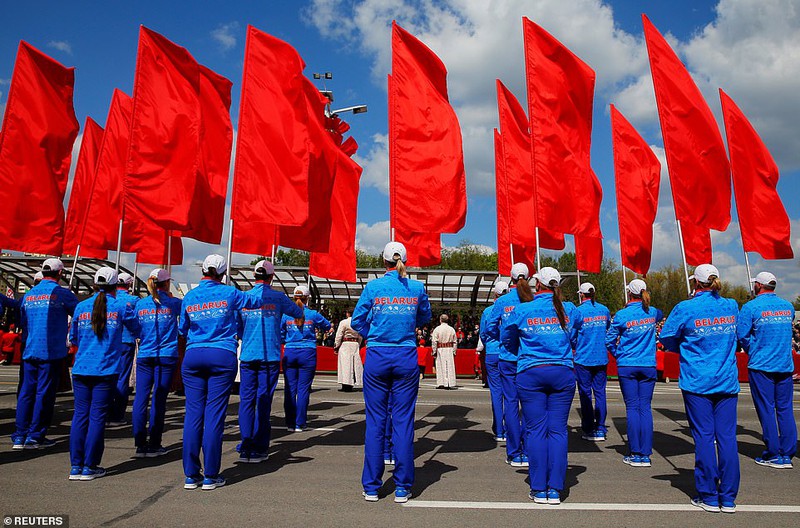 bat ngo ve nu quan nhan belarus xinh dep trong le duyet binh o minsk hinh 10