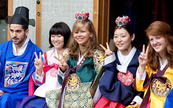 nguoi ngoai quoc roi khoi han quoc nam 2019 cao ky luc hinh 1