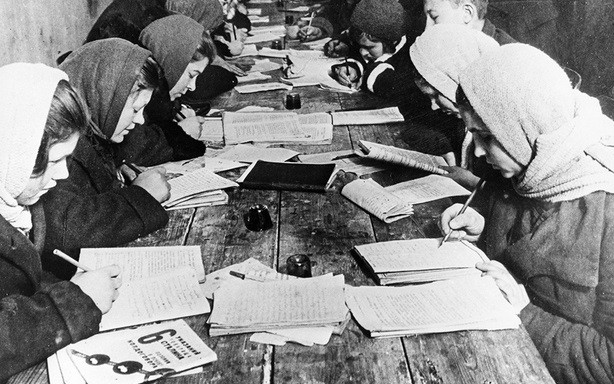 dang bolshevik cai cach chinh ta tieng nga the nao sau khi nam quyen? hinh 1