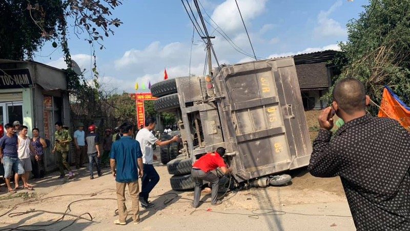 xe dau keo lat de chet nguoi phu nu di xe may hinh 1