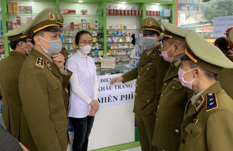 ha tinh van dong phat khau trang, gel rua tay mien phi cho nguoi dan hinh 1