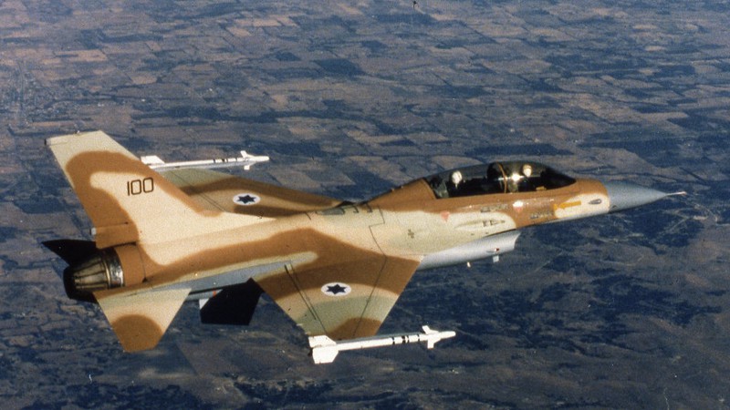 israel khong kich syria, may bay cho 172 hanh khach suyt bi "ha" hinh 1
