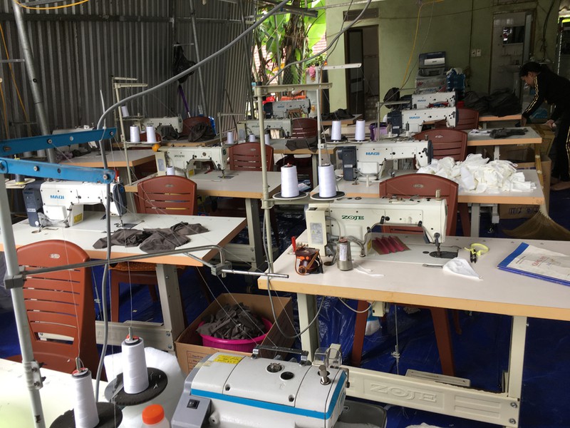 chu lo mo mo xuong san xuat khau trang gia giua "con bao" covid-19 hinh 1