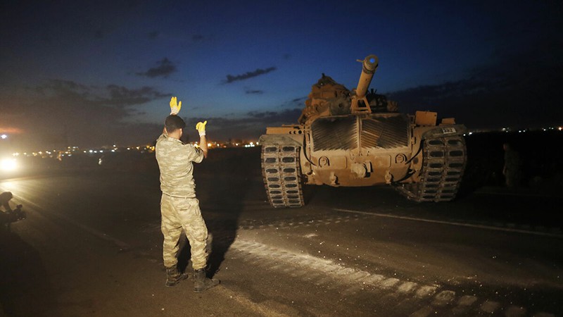 tho nhi ky huy dong xe tang toi gan bien gioi syria hinh 1