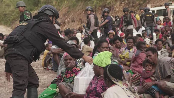 xa sung keo dai tai papua: hon 2.000 nguoi hoang so so tan hinh 2