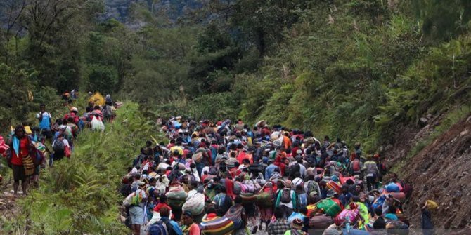 xa sung keo dai tai papua: hon 2.000 nguoi hoang so so tan hinh 1
