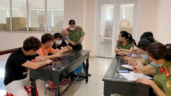 buoc xuat canh 4 nguoi trung quoc vao viet nam trai phep hinh 1