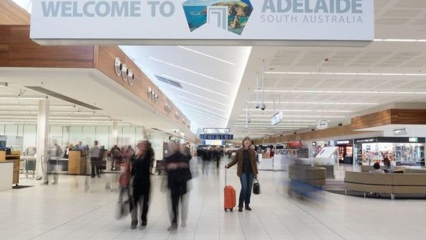 australia lo ngai san bay adelaide co the tro thanh noi lay lan covid-19 hinh 1