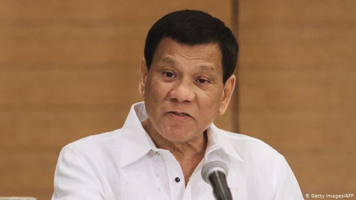 tong thong duterte doa ban ha nguoi vi pham lenh phong toa chong covid-19 hinh 1